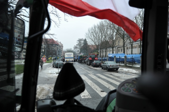 Zachodniopomorscy rolnicy znów wyjechali ciągnikami na ulice Szczecina. Fot. Łukasz Szełemej [Radio Szczecin] Nie odpuszczają. Traktory są już w centrum [ZDJĘCIA]