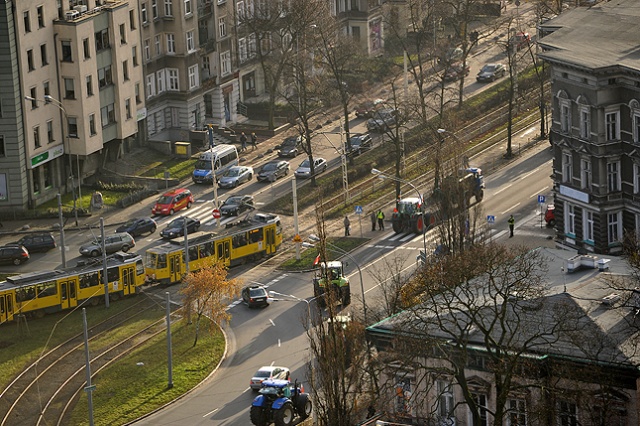 Po świątecznej przerwie rolnicy kontynuują protest - dziś kolejny raz wyjechali swoimi traktorami na ulice Szczecina. Fot. Łukasz Szełemej [Radio Szczecin] Rolnicy kontynuują protest [ZDJĘCIA]
