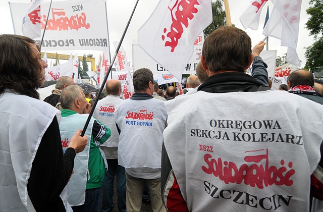 Solidarność protestuje przed Sejmem. Nie wpuszczono ich do sali obrad