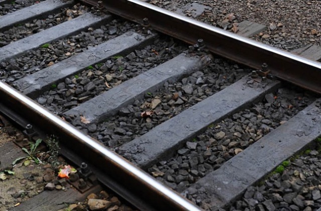Maszynista pociągu towarowego zignorował semafor wjazdowy, który wskazywał sygnał stop. Pociąg wjechał w tył stojącego na stacji w Ostrowie Wielkopolskim składu osobowego.