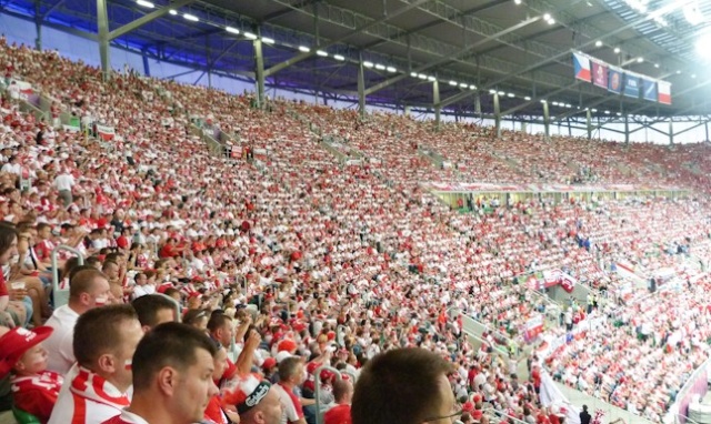 Jaki los czeka ogromną flagę narodową wykorzystaną do oprawy sobotniego meczu Polska-Czechy Miała jechać do Kijowa na finał Mistrzostw Europy - tymczasem wróciła do szwalni w Gliwicach.