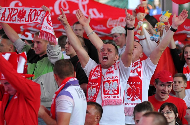 Ponad 650 tys. kibiców na stadionach, cztery razy więcej w strefach kibica, tysiące wolontariuszy - to obraz Euro 2012 w Polsce.