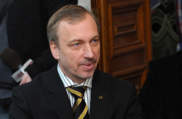 Jestem obrońcą regionalnych mediów publicznych - zadeklarował w czwartek Bogdan Zdrojewski. Minister kultury i dziedzictwa narodowego broni interesu m.in. lokalnych stacji radiowych.