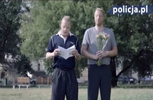 Nietypowe życzenia dla policji umieściła na swojej stronie internetowej sama....policja. Składają je przestępcy, a dokładnie dresiarze z rajstopami na twarzach, z kwiatami w ręku.