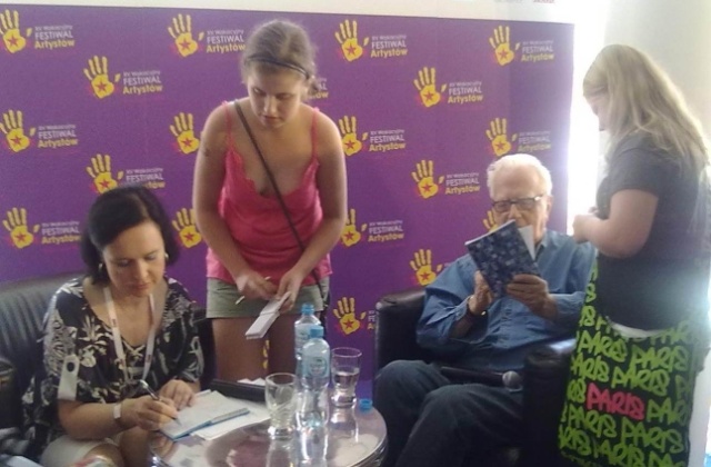 Wybitny aktor, który w swoim dorobku miał ponad sto ról teatralnych oraz kilkadziesiąt telewizyjnych i filmowych, zmarł w sobotę rano w swoim mieszkaniu w Warszawie. Miał 88 lat.