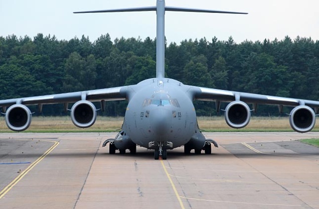 Ciężki wojskowy transportowiec Globemaster zamiast w swojej bazie wylądował na małym cywilnym pasie startowym. Samolot z wielkim trudem zatrzymał się tuż przed jego końcem i wywołał wielkie poruszenie na lotnisku - podaje portal Campabay.com.