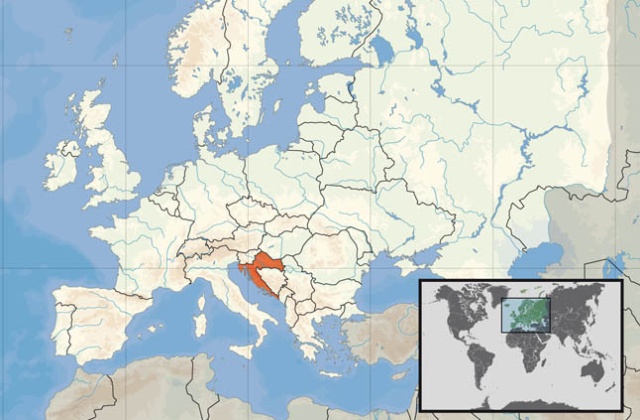 Groźne pożary lasów wybuchają na północnym wybrzeżu Chorwacji. Władze ewakuowały dziesiątki turystów i mieszkańców z zagrożonych terenów. Podczas akcji gaśniczej zginął strażak.