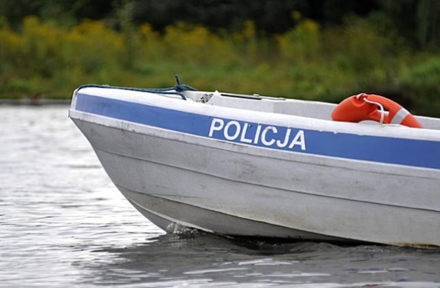 Straż pożarna i Mazurskie Ochotnicze Pogotowie Ratunkowe poszukują na jeziorze Niegocin 62-letniego mężczyzny, który wyskoczył z łodzi i nie wypłynął.