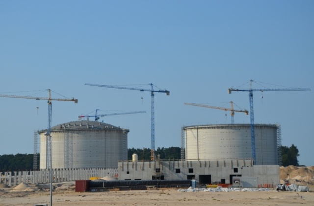 Pierwszy zbiornik na powstającym w Świnoujściu terminalu gazu LNG ma już dach. Prace nad jego montażem trwały cały weekend. Była to jedna z ważniejszych operacji związanych z tą inwestycją.
