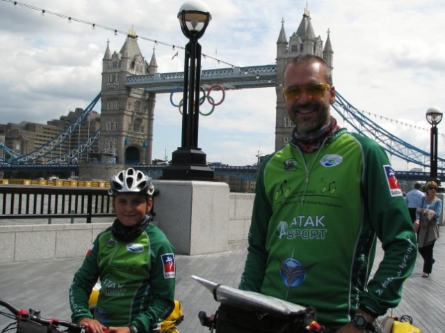 Ponad 1300 km na rowerach. Już są w Londynie