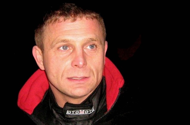 Kierowca rajdowy Leszek Kuzaj miał wypadek. W nocy, na jednej z ulic Krakowa - ratując się przed przejechaniem pieszego - jadąc swoim Porsche uderzył w słup.