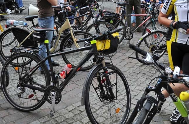 Zdyskwalifikowany dożywotnio przez amerykańską agencję antydopingową za stosowanie niedozwolonych środków siedmiokrotny triumfator wyścigu Tour de France Lance Armstrong, zajął drugie miejsce w amatorskich zawodach w kolarstwie górskim w Aspen.