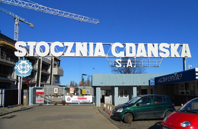 Członkowie Komisji Krajowej NSZZ Solidarność odpiłowali znad bramy nr 2 Stoczni Gdańskiej napis im. Lenina.
