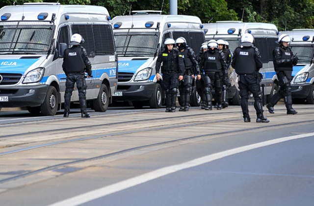 711 tysięcy nadgodzin wypracowali policjanci, pogranicznicy, strażacy i wojskowi żandarmi podczas Euro 2012. We wtorek minister spraw wewnętrznych wystąpił do szefa resortu finansów z wnioskiem o uruchomienie ponad 16,5 mln zł z rezerwy celowej na wypłatę pieniędzy za nadgodziny.