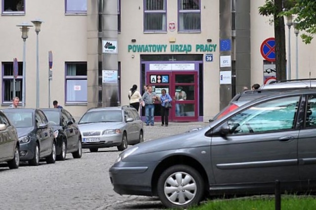 Polska gospodarka hamuje, a bezrobocie utrzymuje się na poziomie najwyższym od sześciu lat. W lipcu do urzędów pracy trafiła rekordowa liczba zgłoszeń o planowanych zwolnieniach grupowych - alarmuje Rzeczpospolita.