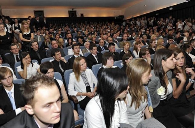 Młodzi ludzie znacznie częściej wybierają kierunki techniczne - informuje Rzeczpospolita. Dziennik przeanalizował aktualne trendy w edukacji wyższej. W tym roku rekordy popularności biją m.in. geodezja i kartografia, budownictwo i logistyka.