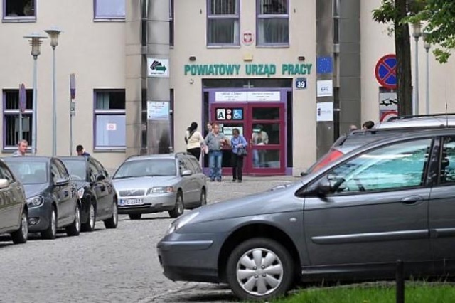 Prawo i Sprawiedliwość chce wprowadzenia narodowego programu zatrudnienia. Projekt ma pomóc głownie ludziom młodym i mieszkańcom wsi. Szczegóły pakietu przedstawił szef klubu PiS, Mariusz Błaszczak.
