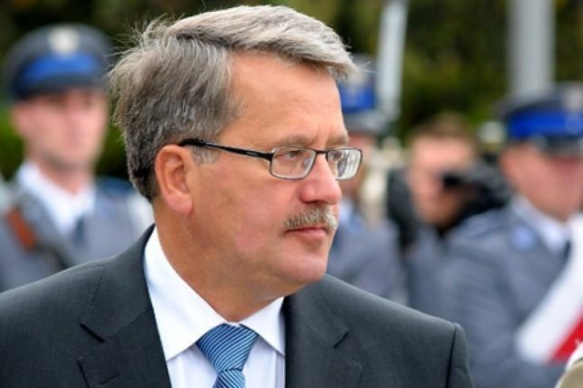Takie same sosny, taki sam las, fragment tej samej zbrodni, jaką czcimy i wspominamy w Katyniu - powiedział prezydent Bronisław Komorowski podczas uroczystości otwarcia Polskiego Cmentarza Wojennego w Kijowie-Bykowni na Ukrainie.
