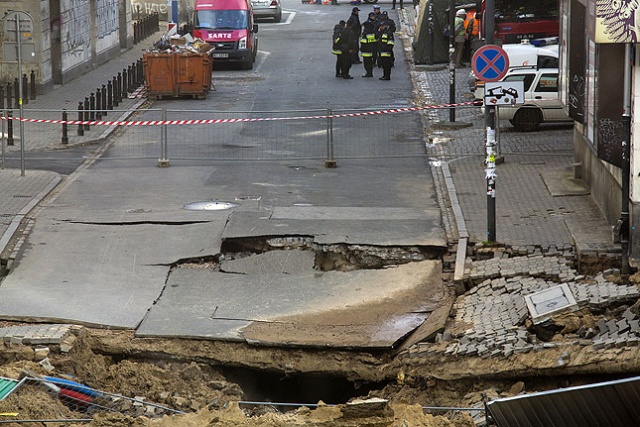Dziura w centrum Warszawy robi się coraz większa. Wyrwa przy skrzyżowaniu ulic Szkolnej i Świętokrzyskiej powstała ok. godz. 8. W tej chwili ma powierzchnię ok. 20 m kw.