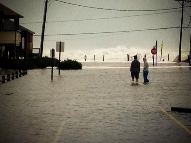 Co najmniej 48 osób zginęło przez huragan Sandy, który uderzył we wschodnie wybrzeże Stanów Zjednoczonych. Najbardziej ucierpiał Nowy Jork oraz stan New Jersey. Wstępne straty oszacowano na 20 miliardów dolarów.