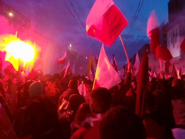 Kilkanaście osób odłączyło się od Marszu Niepodległości na ul. Marszałkowskiej i ignorując wezwania Nie wyprzedzać zaczęło rzucać race w stronę policjantów zabezpieczających manifestację - informuje TVN 24.