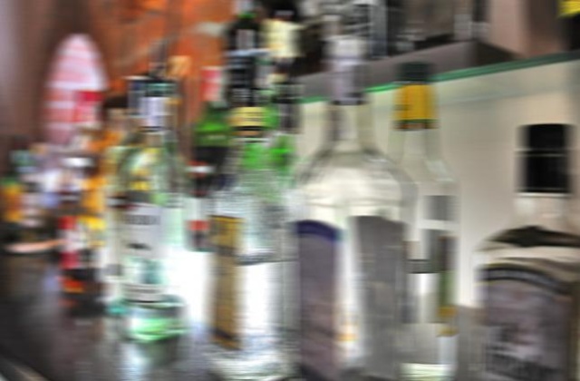 30-letni mężczyzna, który dostarczał na czeski rynek skażony alkohol wpadł w ręce policji. W jego domu funkcjonariusze znaleźli 1000 litrów groźnego dla życia trunku.