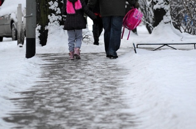 Odwołane loty, tysiące mieszkańców bez prądu i zamknięte drogi. Zima zaatakowała w Stanach Zjednoczonych. Są też pierwsze ofiary. Lokalne władze o pomoc w usuwaniu skutków nawałnicy poprosiły Gwardię Narodową.