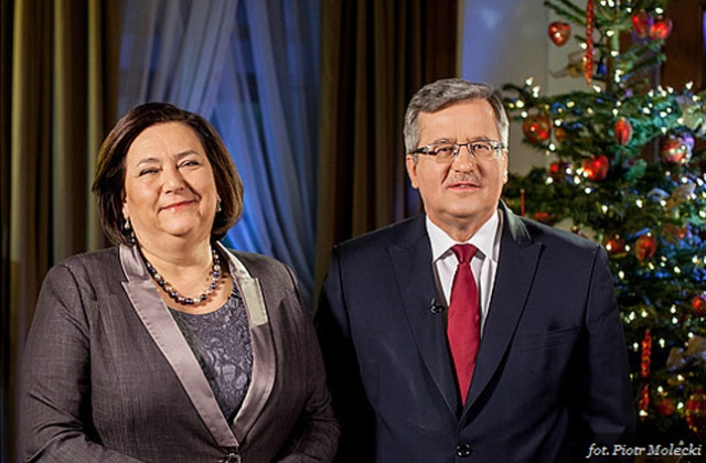 Niech to będzie dobry rok dla Polski - na oficjalnej stronie internetowej prezydent Rzeczpospolitej Polskiej Bronisław Komorowski z Małżonką i składają Polakom życzenia na Święta i Nowy Rok.