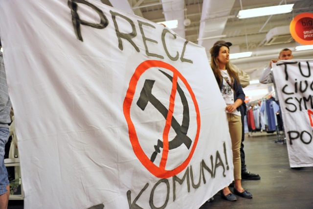 Protest przeciwko sprzedaży koszulek z emblematem sierpa i młota. Fot. Łukasz Szełemej [Radio Szczecin] Protest przeciwko symbolom komunizmu [ZDJĘCIA, WIDEO]
