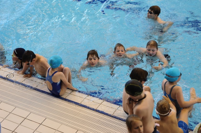 300 uczniów szczecińskich szkół podstawowych wystartowało w zawodach pływackich na basenie Floating Arena. Fot. Łukasz Szełemej [Radio Szczecin] Młodzi pływacy walczą na Floating Arenie [ZDJĘCIA]