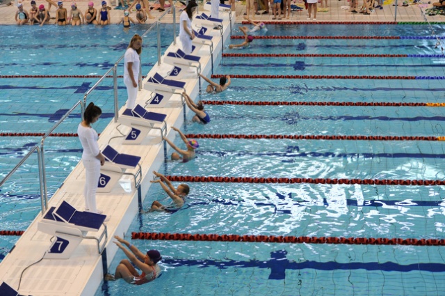 300 uczniów szczecińskich szkół podstawowych wystartowało w zawodach pływackich na basenie Floating Arena. Fot. Łukasz Szełemej [Radio Szczecin] Młodzi pływacy walczą na Floating Arenie [ZDJĘCIA]