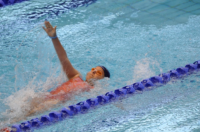 300 uczniów szczecińskich szkół podstawowych wystartowało w zawodach pływackich na basenie Floating Arena. Fot. Łukasz Szełemej [Radio Szczecin] Młodzi pływacy walczą na Floating Arenie [ZDJĘCIA]