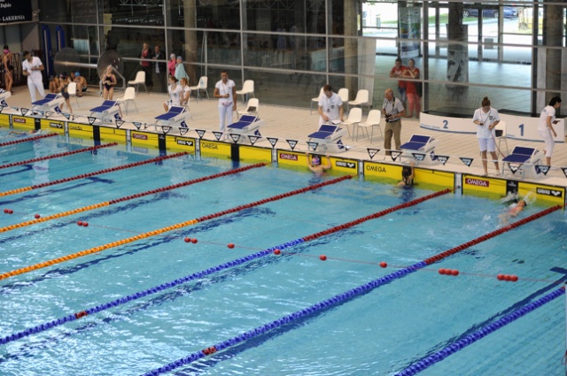 300 uczniów szczecińskich szkół podstawowych wystartowało w zawodach pływackich na basenie Floating Arena. Fot. Łukasz Szełemej [Radio Szczecin] Młodzi pływacy walczą na Floating Arenie [ZDJĘCIA]