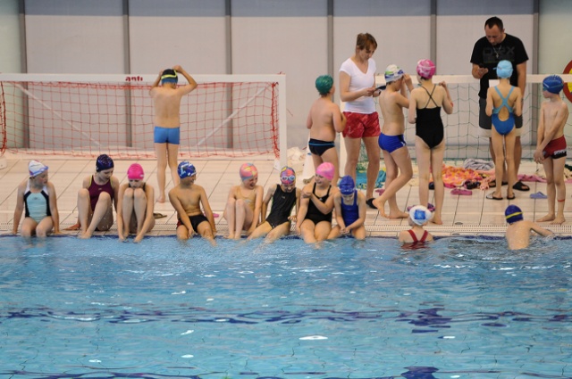 300 uczniów szczecińskich szkół podstawowych wystartowało w zawodach pływackich na basenie Floating Arena. Fot. Łukasz Szełemej [Radio Szczecin] Młodzi pływacy walczą na Floating Arenie [ZDJĘCIA]
