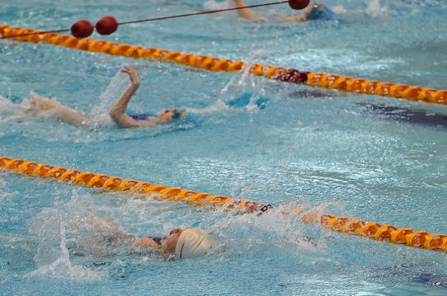 300 uczniów szczecińskich szkół podstawowych wystartowało w zawodach pływackich na basenie Floating Arena. Fot. Łukasz Szełemej [Radio Szczecin] Młodzi pływacy walczą na Floating Arenie [ZDJĘCIA]