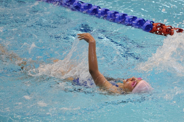 300 uczniów szczecińskich szkół podstawowych wystartowało w zawodach pływackich na basenie Floating Arena. Fot. Łukasz Szełemej [Radio Szczecin] Młodzi pływacy walczą na Floating Arenie [ZDJĘCIA]