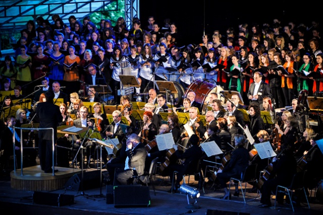 Ponad 300 osób wykonało w piątek wieczorem jeden z najbardziej znanych utworów na chór i orkiestrę, czyli "Carmina Burana" Carla Orffa. Fot. Łukasz Szełemej [Radio Szczecin] Carmina Burana na urodziny. Tłumy w amfiteatrze [ZDJĘCIA]