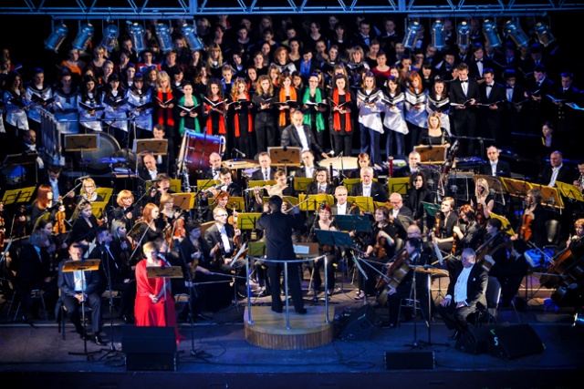 Ponad 300 osób wykonało w piątek wieczorem jeden z najbardziej znanych utworów na chór i orkiestrę, czyli "Carmina Burana" Carla Orffa. Fot. Łukasz Szełemej [Radio Szczecin] Carmina Burana na urodziny. Tłumy w amfiteatrze [ZDJĘCIA]