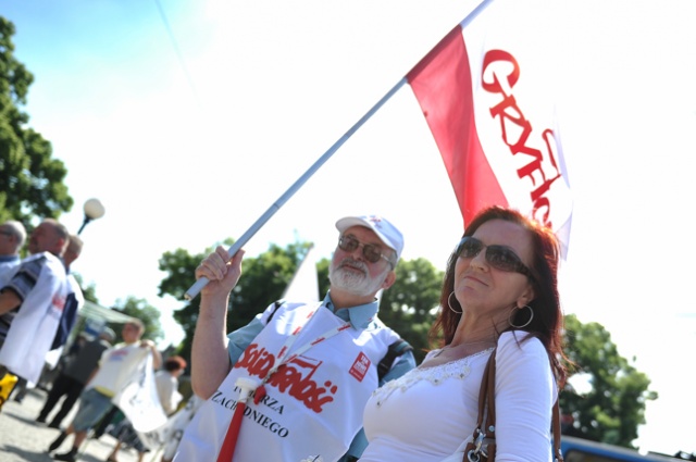 Nie dajmy się zdmuchnąć - protest pod takim hasłem rozpoczęli w poniedziałek w Szczecinie związkowcy z "Solidarności" wraz z Platformą Oburzonych. Fot. Łukasz Szełemej [Radio Szczecin] Zaczęło się. Związkowcy są już na Wałach [NOWE, ZDJĘCIA, WIDEO]