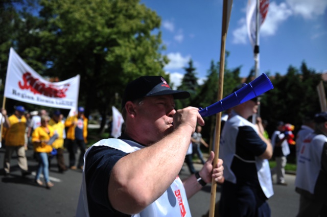 Nie dajmy się zdmuchnąć - protest pod takim hasłem rozpoczęli w poniedziałek w Szczecinie związkowcy z "Solidarności" wraz z Platformą Oburzonych. Fot. Łukasz Szełemej [Radio Szczecin] Zaczęło się. Związkowcy są już na Wałach [NOWE, ZDJĘCIA, WIDEO]