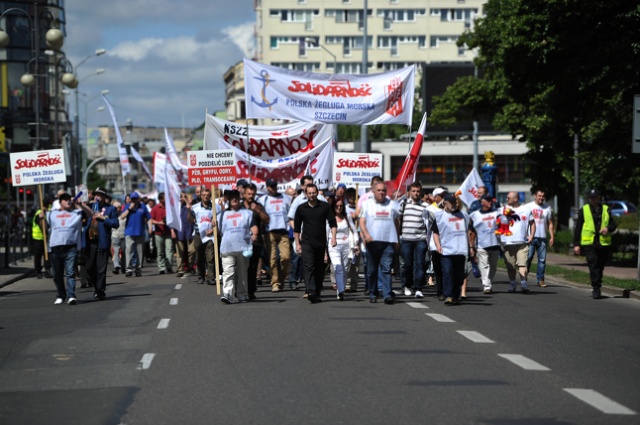 Nie dajmy się zdmuchnąć - protest pod takim hasłem rozpoczęli w poniedziałek w Szczecinie związkowcy z "Solidarności" wraz z Platformą Oburzonych. Fot. Łukasz Szełemej [Radio Szczecin] Zaczęło się. Związkowcy są już na Wałach [NOWE, ZDJĘCIA, WIDEO]