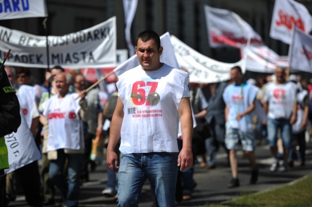 Nie dajmy się zdmuchnąć - protest pod takim hasłem rozpoczęli w poniedziałek w Szczecinie związkowcy z "Solidarności" wraz z Platformą Oburzonych. Fot. Łukasz Szełemej [Radio Szczecin] Zaczęło się. Związkowcy są już na Wałach [NOWE, ZDJĘCIA, WIDEO]