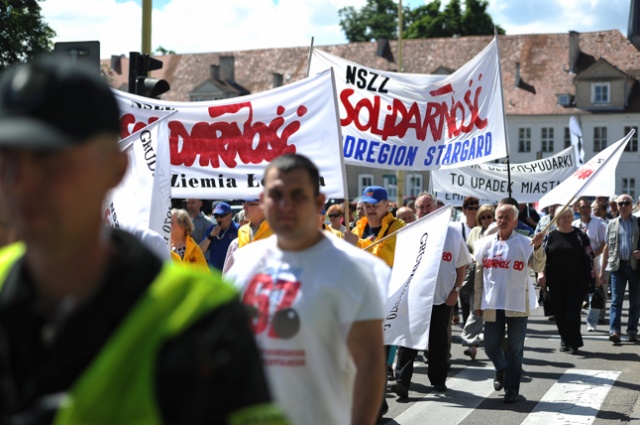 Nie dajmy się zdmuchnąć - protest pod takim hasłem rozpoczęli w poniedziałek w Szczecinie związkowcy z "Solidarności" wraz z Platformą Oburzonych. Fot. Łukasz Szełemej [Radio Szczecin] Zaczęło się. Związkowcy są już na Wałach [NOWE, ZDJĘCIA, WIDEO]