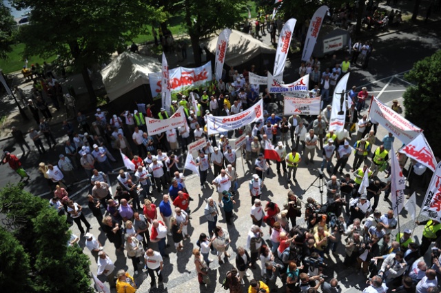 Nie dajmy się zdmuchnąć - protest pod takim hasłem rozpoczęli w poniedziałek w Szczecinie związkowcy z "Solidarności" wraz z Platformą Oburzonych. Fot. Łukasz Szełemej [Radio Szczecin] Zaczęło się. Związkowcy są już na Wałach [NOWE, ZDJĘCIA, WIDEO]