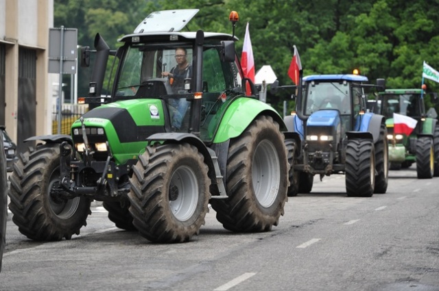 Kilkanaście ciągników dotarło w piątek na Wały Chrobrego w Szczecinie i stanęło obok miasteczka namiotowego "Solidarności". Fot. Łukasz Szełemej [Radio Szczecin] Traktory zaparkowały obok namiotów [ZDJĘCIA, WIDEO]