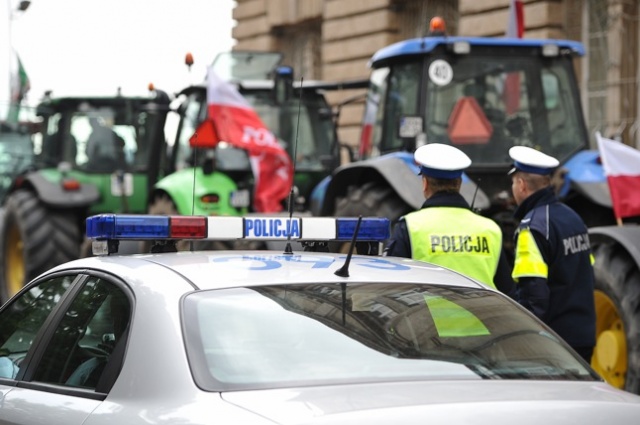 Kilkanaście ciągników dotarło w piątek na Wały Chrobrego w Szczecinie i stanęło obok miasteczka namiotowego "Solidarności". Fot. Łukasz Szełemej [Radio Szczecin] Traktory zaparkowały obok namiotów [ZDJĘCIA, WIDEO]