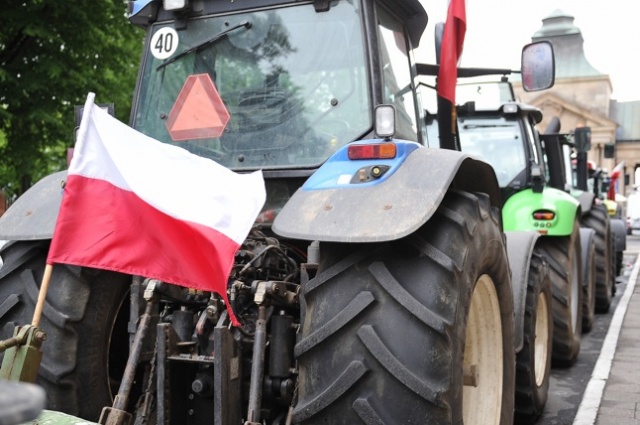 Kilkanaście ciągników dotarło w piątek na Wały Chrobrego w Szczecinie i stanęło obok miasteczka namiotowego "Solidarności". Fot. Łukasz Szełemej [Radio Szczecin] Traktory zaparkowały obok namiotów [ZDJĘCIA, WIDEO]