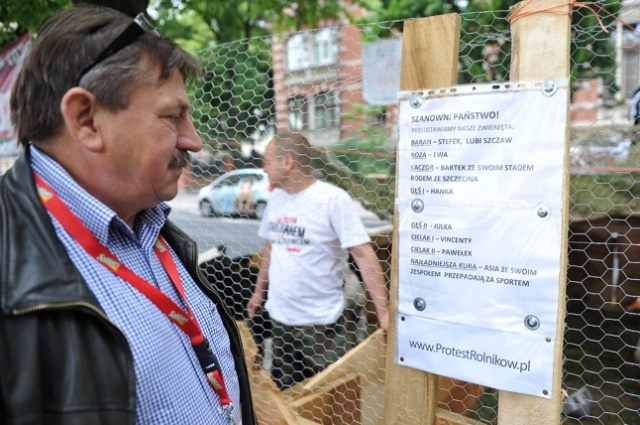 Kilkanaście ciągników dotarło w piątek na Wały Chrobrego w Szczecinie i stanęło obok miasteczka namiotowego "Solidarności". Fot. Łukasz Szełemej [Radio Szczecin] Traktory zaparkowały obok namiotów [ZDJĘCIA, WIDEO]