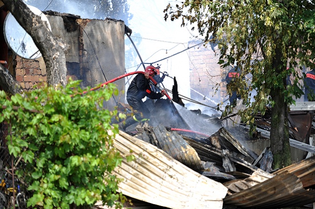 Budynek z mieszkaniami socjalnymi spłonął w Pyrzycach. Fot. Łukasz Szełemej [Radio Szczecin] Pyrzyce: Pożar budynku socjalnego [ZDJĘCIA, WIDEO]
