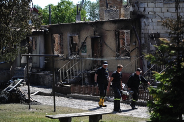W pożarze budynku socjalnego, który wybuchł w sobotę, doszczętnie spłonęło 14 mieszkań. Fot. Łukasz Szełemej [Radio Szczecin] Nie zostaną bez dachu nad głową [ZDJĘCIA]